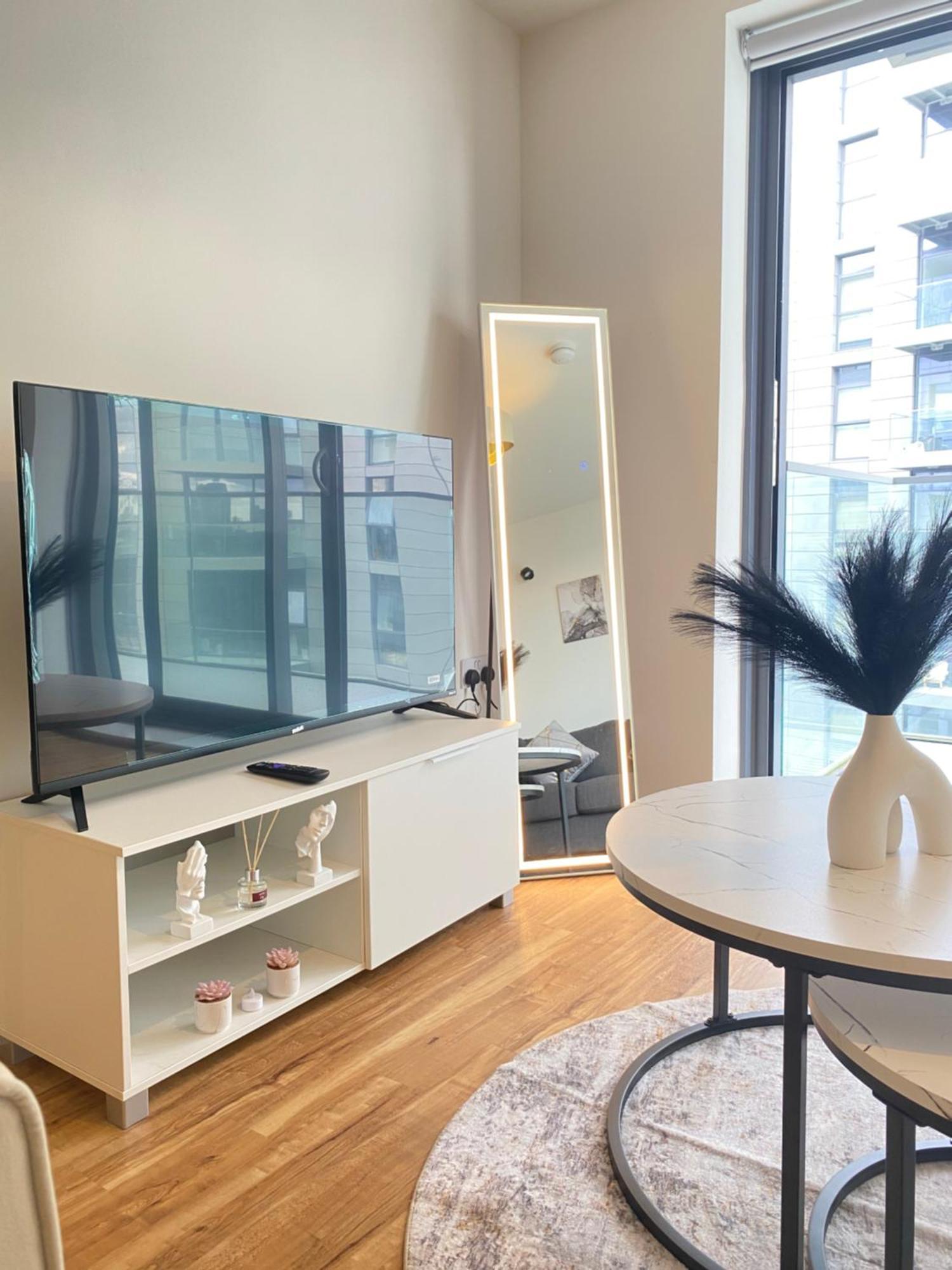 Luxury 2-Bed High-Rise In Manchester With Parking Экстерьер фото